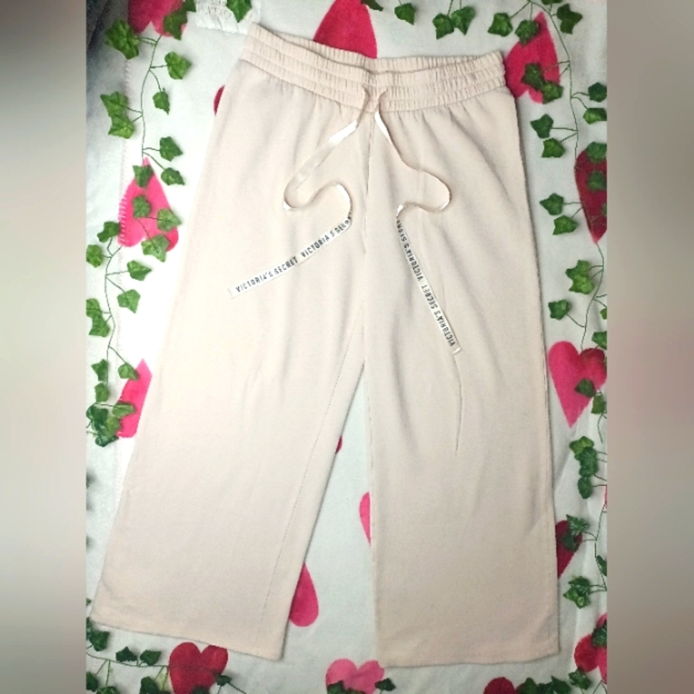 **NWOT**Victoria's Secret Extra Wide Leg SweatPants 🩷